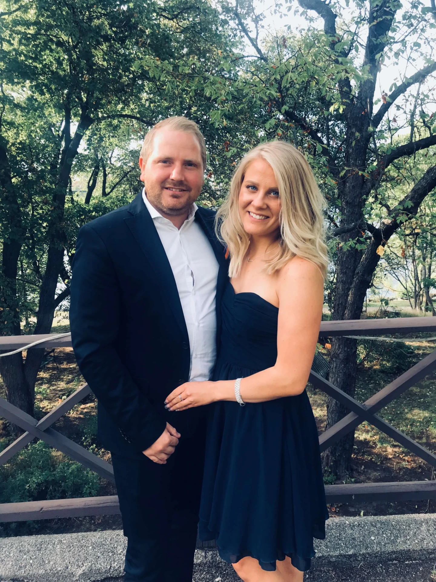 Josefina och Tony uppklädda i sommargrönska