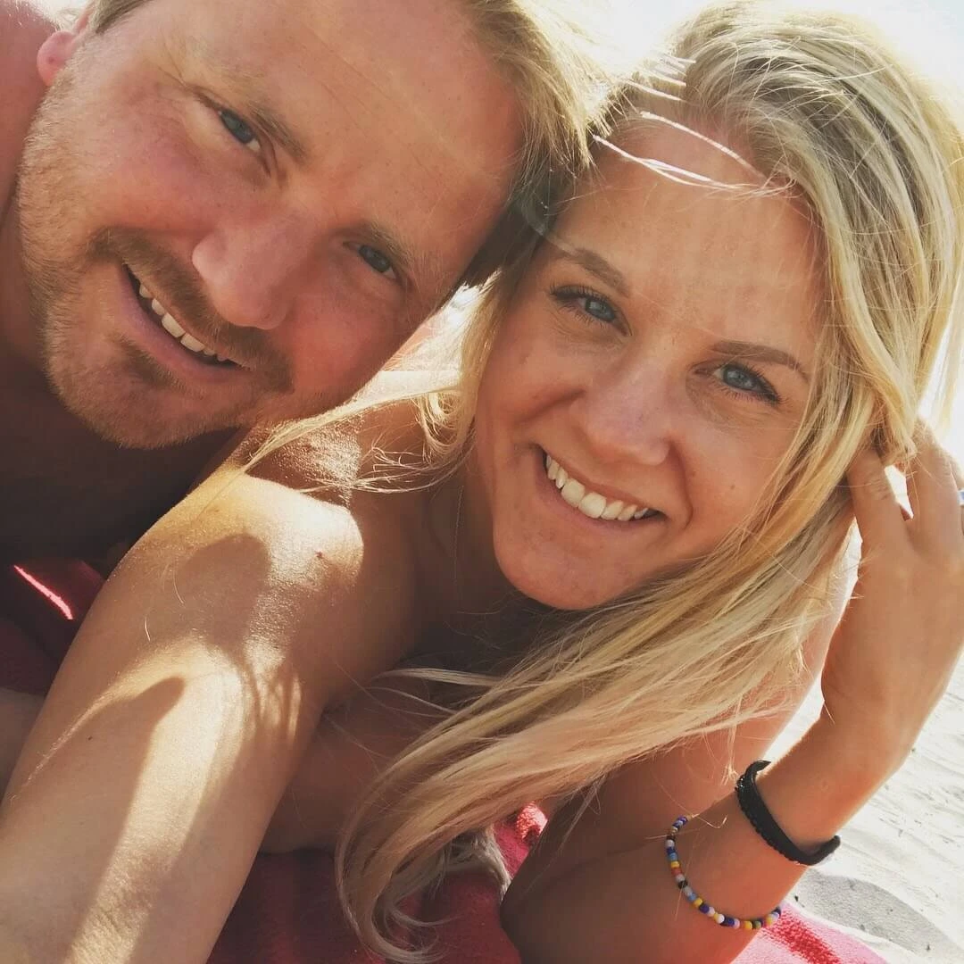 Josefina och Tony på stranden i Helsingborg