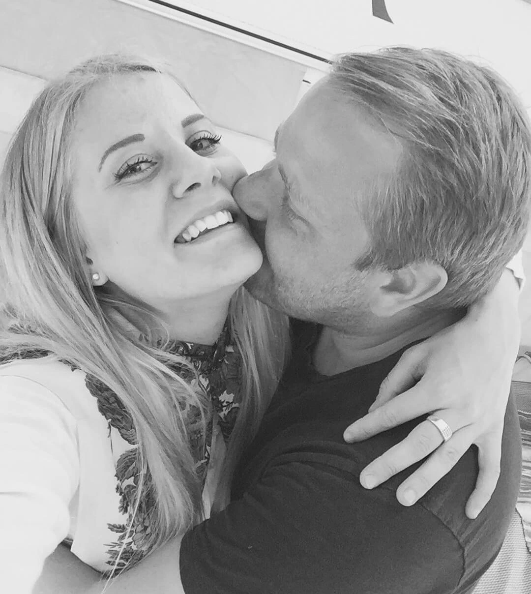 Josefina och Tony pussas, svartvit bild