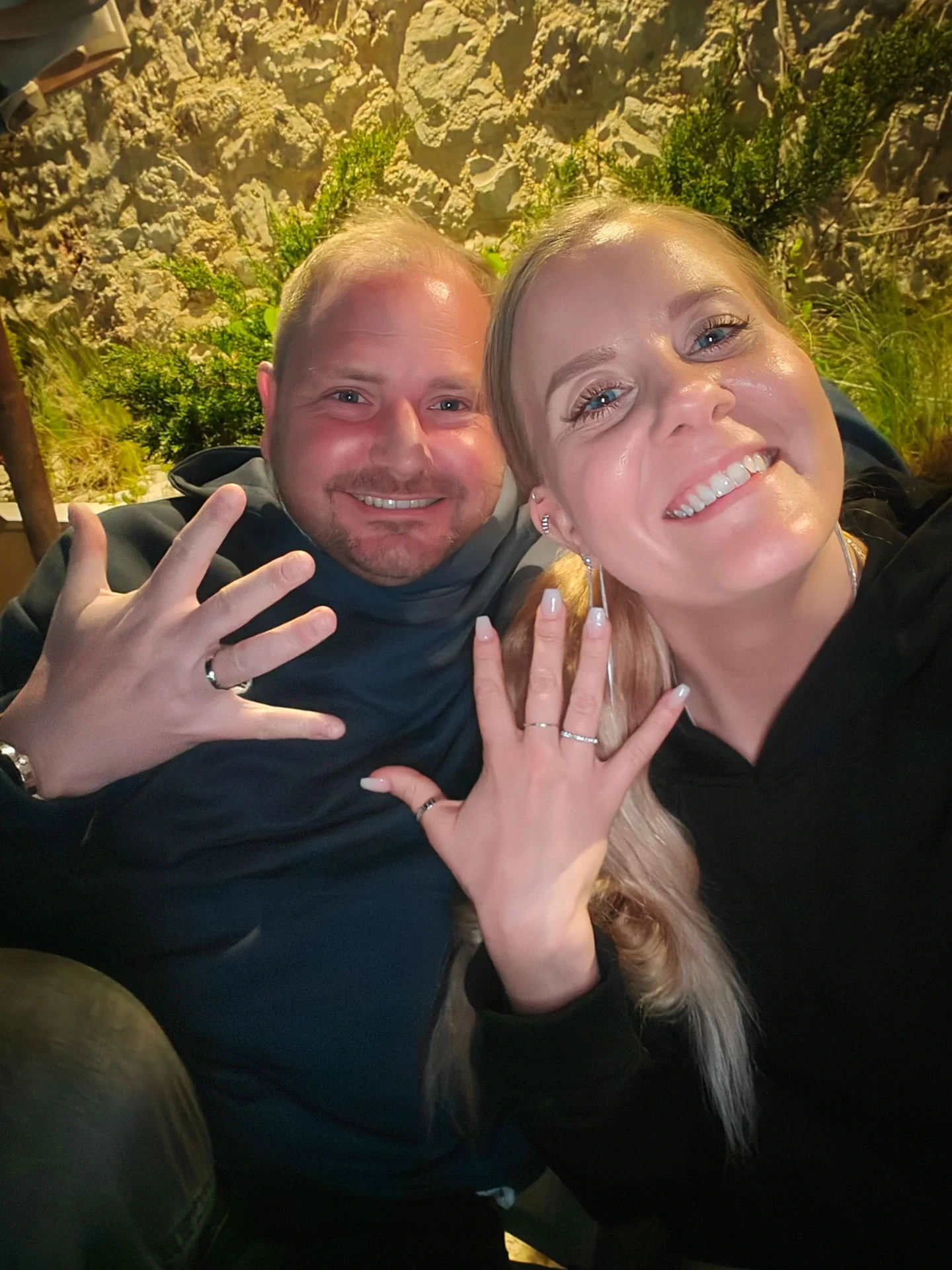Josefina och Tony visar upp ringarna i Albanien