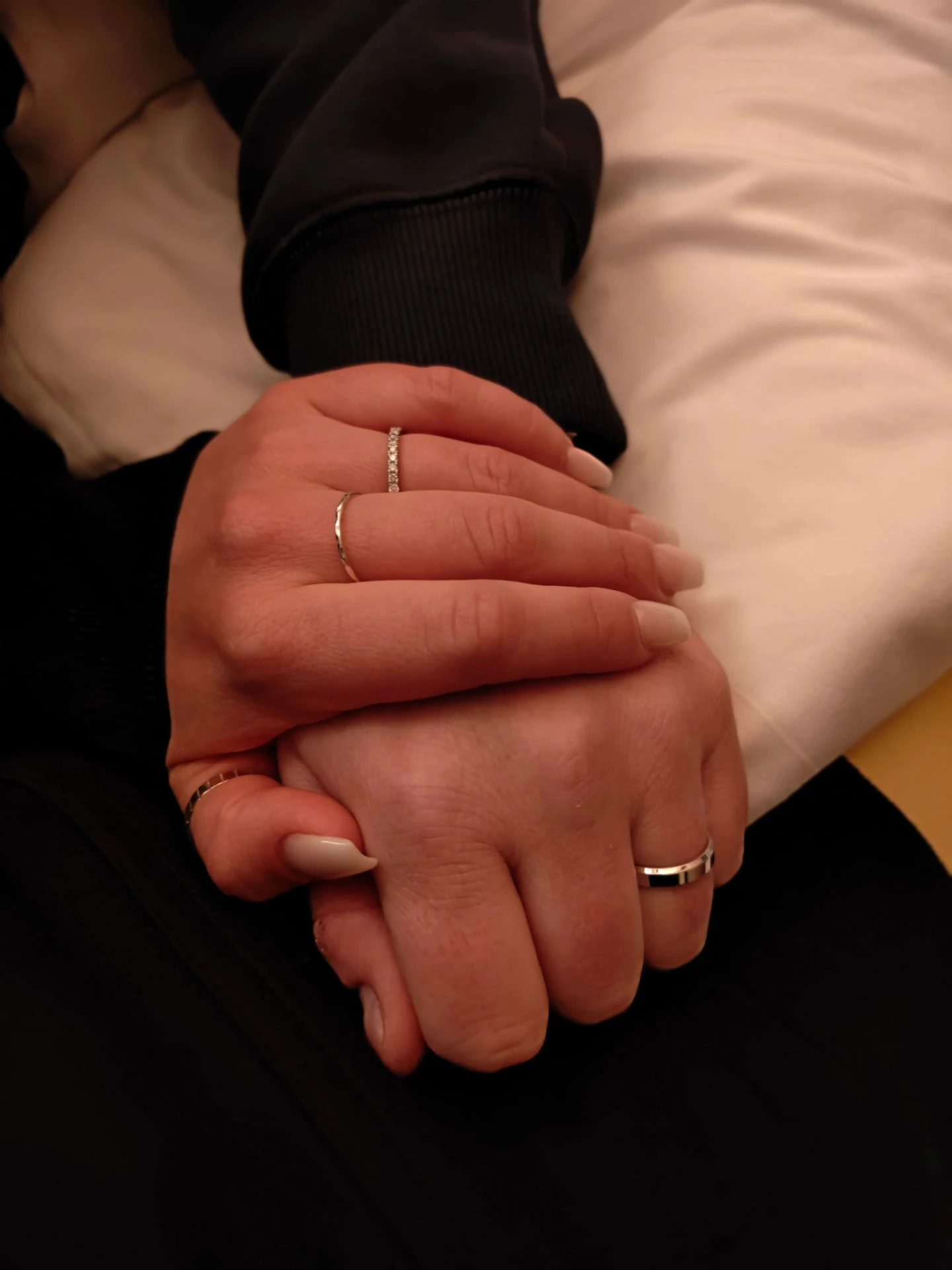 Josefina och Tonys händer med förlovningsringar